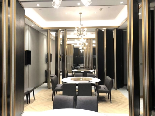 Murs de séparation pliables réglables en hauteur, mobiles pour les banquets